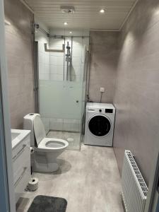 La salle de bains est pourvue de toilettes et d'un lave-linge. dans l'établissement RFM Tingsryd, à Tingsryd