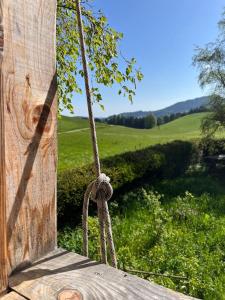 ein an die Seite eines Holzpfosten gefesseltes Seil in der Unterkunft Nuit insolite - La cabane du Haut-Doubs in Les Gras