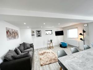 uma sala de estar com um sofá e uma mesa em The Atlantis - Tower Apartments em Great Yarmouth