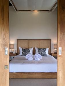 Umarato Villa Sumba في Rua: غرفة نوم عليها سرير وفوط