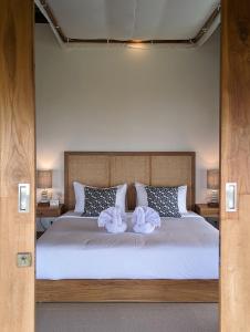 ein Schlafzimmer mit einem Bett, auf dem zwei Handtücher liegen in der Unterkunft Umarato Villa Sumba in Rua + 46 Fotos
