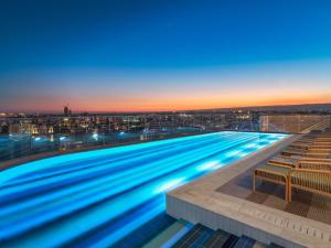duży basen na dachu budynku w obiekcie NYX Hotel Limassol by Leonardo Hotels w mieście Limassol
