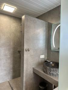 uma casa de banho com um lavatório e um espelho em Hotel B4 em Limburg an der Lahn