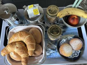 een dienblad met brood en andere voedingsmiddelen op een tafel bij B&B Gottardo in Airolo