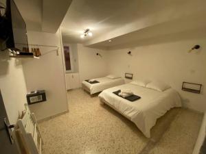 1 dormitorio con 2 camas y TV. en Hôtel Etape, en Les Omergues