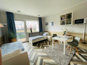 un soggiorno con divano e tavolo di Boardinghouse Kevelaer a Kevelaer