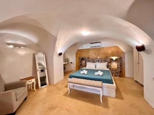 Emporio的住宿－Traditional Cave Villa-Paradise & Prive Jacuzzi，一间卧室,床上放着两只羊