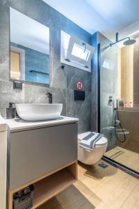 Luxury SeaSide Suites في خيرسونيسوس: حمام مع حوض ومرحاض