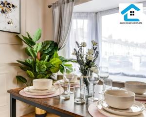 A restaurant or other place to eat at Great Location, Ideal Place for your December Stay, Close to the beach, station and restuarants, Cosy House l by Bluehouse Short Lets Brighton