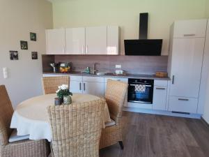 Kuchyň nebo kuchyňský kout v ubytování Ferienwohnung Gestüt von Erden
