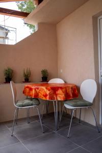 una mesa naranja y sillas en una habitación en Studio D&D en Vrh