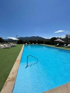 une grande piscine bleue avec un rail dans l'établissement HOTEL LA GARENNE, à Tresserre