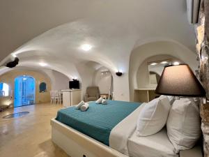 Posteľ alebo postele v izbe v ubytovaní Traditional Cave Villa-Paradise & Prive Jacuzzi