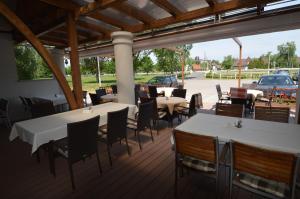 Restaurace v ubytování Piroska Csárda és Panzió + 19 fotografií