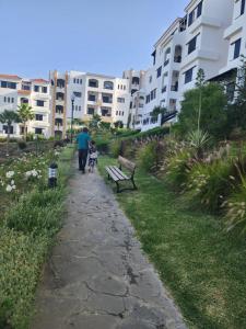 een man en een kind op een pad met een bank bij شقة بكابو نيكرو in Cabo Negro