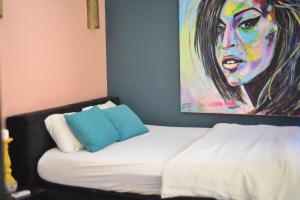 um quarto com uma cama com um quadro na parede em Quiet place 3 km from the beach of Cesarea em Or ‘Aqīvāh