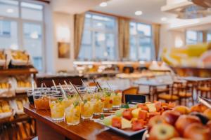 ein Buffet mit Obst und Getränken auf dem Tisch in der Unterkunft Hotel Merkur - Czech Leading Hotels in Prag