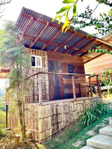 a small wooden house with a roof at Konsenda San Blas in Chepo