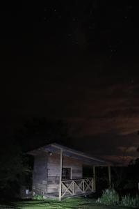 a house at night with the stars in the sky at Konsenda San Blas in Chepo