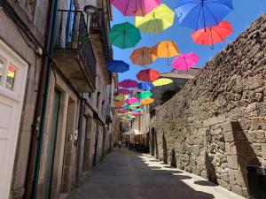 un montón de sombrillas colgando sobre una calle en Casa Cousiño Zona Monumental, en Pontevedra