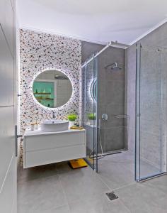 bagno con doccia, lavandino e specchio di Oikia Preveza seaview a Preveza