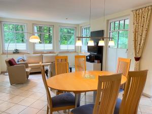 a dining room and living room with a table and chairs at Neue Villa Ernst - Ferienwohnung 4 in Bansin