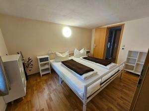 HertigswaldeにあるFerienhaus am Urzeitpark Sebnitzのベッドとテレビのある寝室 +34枚の写真