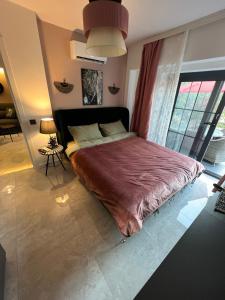 um quarto com uma cama grande e uma janela grande em Marina Beach Suites - Yalikavak em Bodrum City