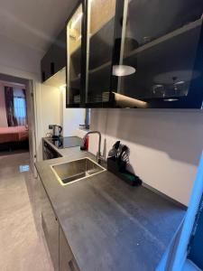 uma cozinha com um lavatório e uma bancada em Marina Beach Suites - Yalikavak em Bodrum City