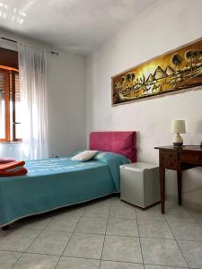 سرير أو أسرّة في غرفة في Camere centro cagliari