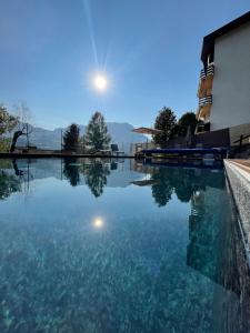 uma piscina de água com a lua no céu em Garni Le Grigne em Barzio