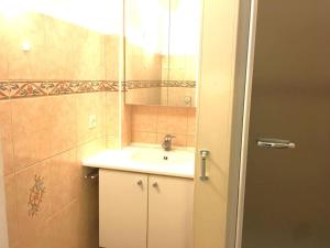 La salle de bains est pourvue d'un lavabo et d'un miroir. dans l'établissement Vakantieappartement "The Seagull" vlakbij het strand, à Nieuport