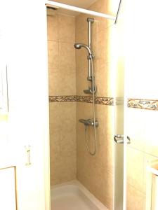 La salle de bains est pourvue d'une douche et d'une baignoire. dans l'établissement Vakantieappartement "The Seagull" vlakbij het strand, à Nieuport