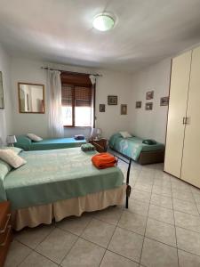 سرير أو أسرّة في غرفة في Camere centro cagliari