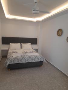 - une chambre blanche avec un lit dans l'établissement Sand rooms Antiparos, à Andiparos