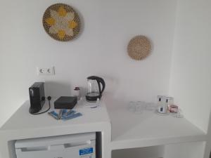 un comptoir blanc avec un mixeur et des appareils dans l'établissement Sand rooms Antiparos, à Andiparos