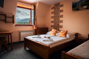 een kleine slaapkamer met een bed en een raam bij Pokoje Gościnne u Bronka in Ciche Małe