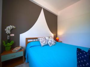 una camera con un letto e una coperta blu di Residence Olimpo a Ricadi