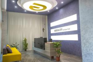 un vestíbulo de oficina con una silla amarilla y un techo grande en Erdem City Hotel, en Kas