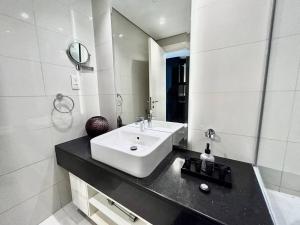Fotografie z fotogalerie ubytování NEW! Stunning Studio with Canal View Business Bay v Dubaji