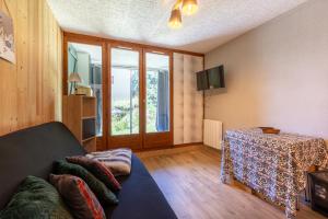 TV a/nebo společenská místnost v ubytování Les Anglines - Appt proche station de ski + 3 fotografie