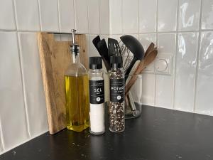 un mostrador con dos botellas de aceite y algunos cuchillos en Naar de kust en Hollum