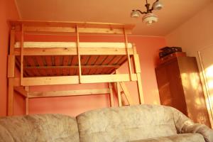 - un lit superposé dans un salon avec un canapé dans l'établissement Mozaik Apartman, à Kalocsa