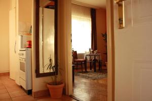 un pasillo con una puerta que conduce a una cocina en Mozaik Apartman, en Kalocsa
