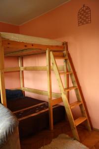 Bunk bed o mga bunk bed sa kuwarto sa Mozaik Apartman