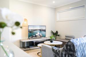 Χώρος καθιστικού στο Bardia Convenient Adorable Modern 4 Br House