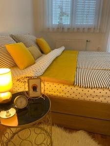 um quarto com uma cama com um relógio sobre uma mesa em LA CASA GRADSKI VRT modern family apartment with lockable bike storage em Osijek