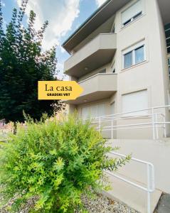 Um edifício com uma placa que diz "La Casa Geracional". em LA CASA GRADSKI VRT modern family apartment with lockable bike storage em Osijek