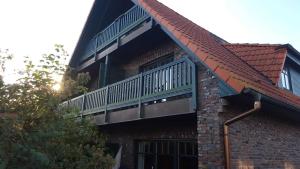 a balcony on the side of a brick building at Urlaubslust Ferienhaus 16 in Trassenheide