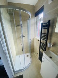 a bathroom with a shower and a sink at Stylish City Central Outskirts Sleeps 8 in Leeds